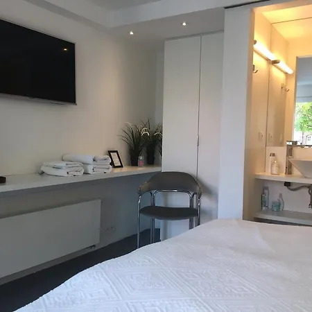 Poppies , Free Parking Penzion 3*