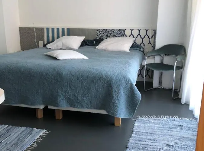 Poppies , Free Parking 4*